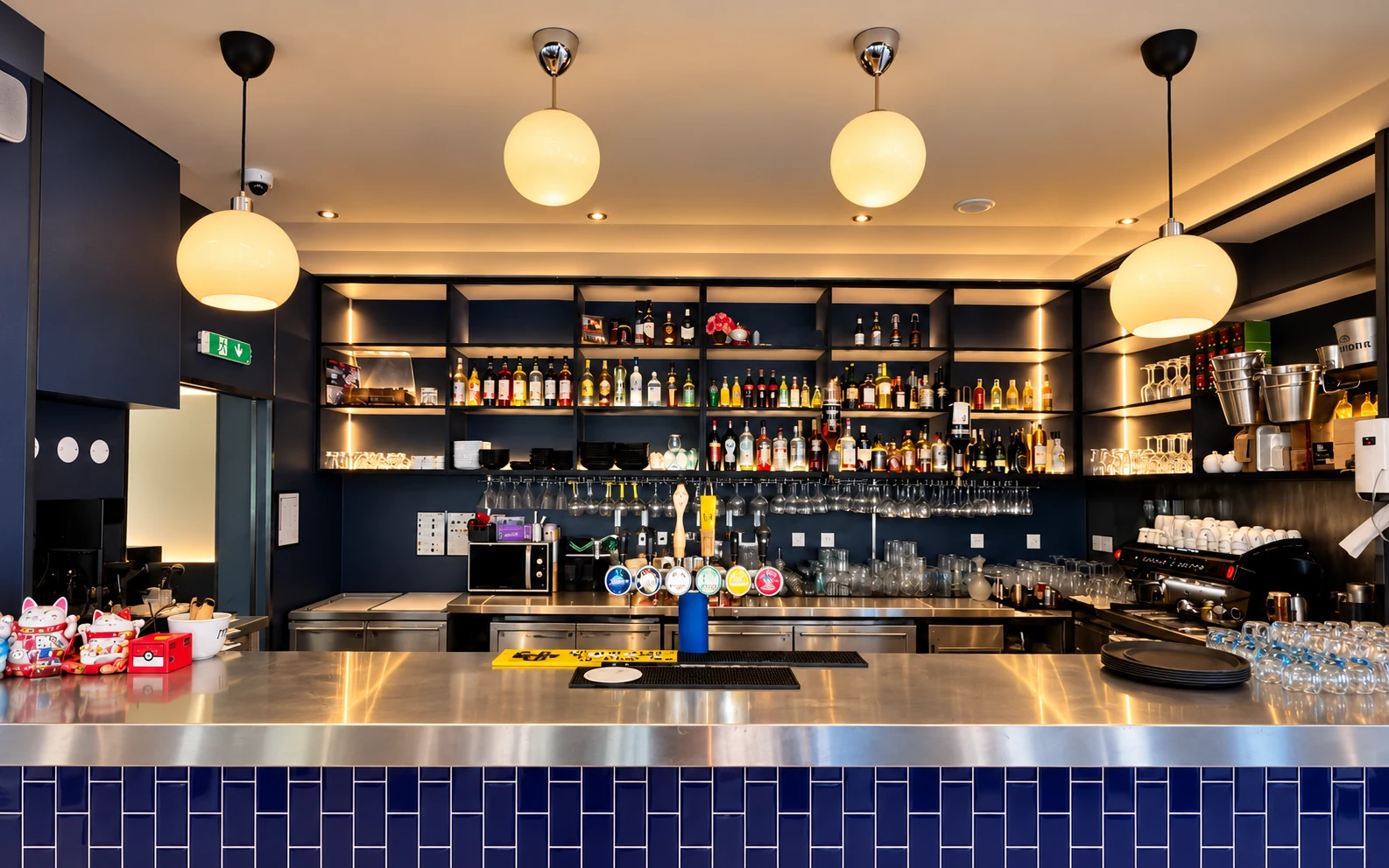 Le bar et ses luminaires à L’Indigo